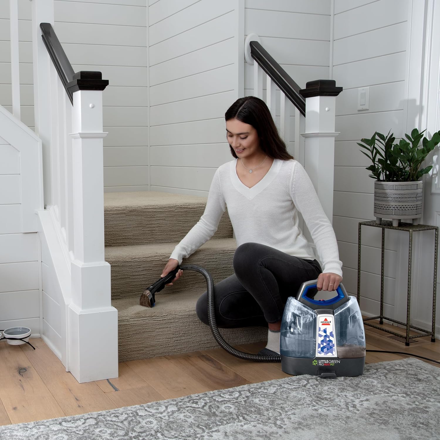 Limpiador portátil BISSELL para alfombras y tapicería con herramienta de autolimpieza HydroRinse en púrpura.