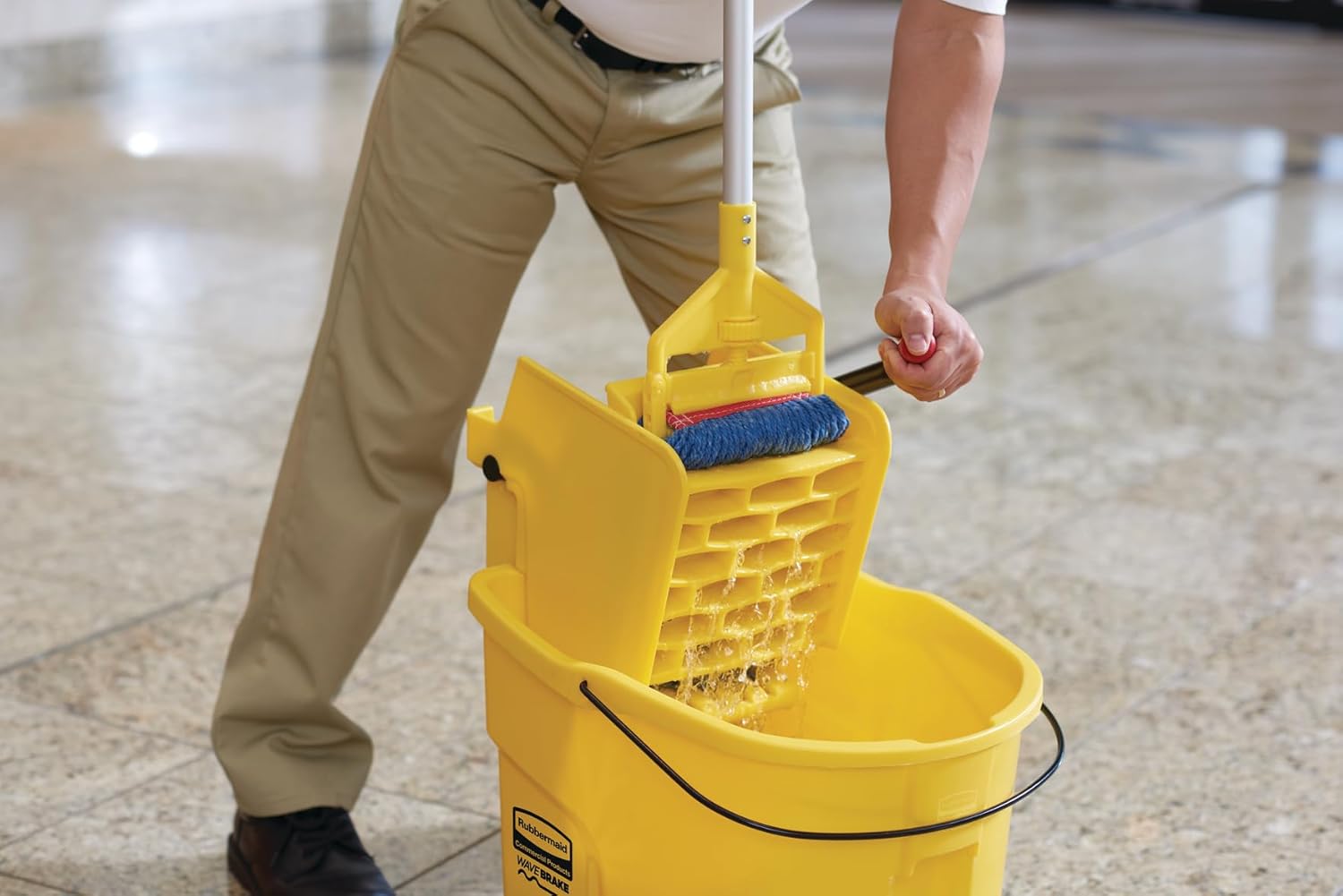 Combo de cubeta y Escurridor Rubbermaid de 35 Qt. con Ruedas, Amarillo, para Limpieza de Pisos Profesional/Industrial/Empresarial