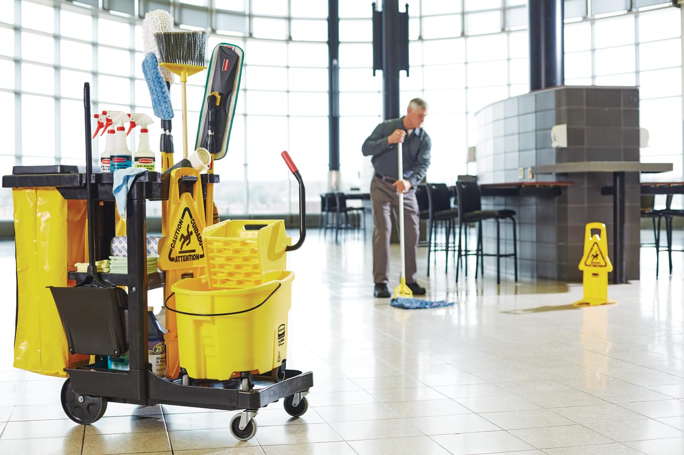 Combo de cubeta y Escurridor Rubbermaid de 35 Qt. con Ruedas, Amarillo, para Limpieza de Pisos Profesional/Industrial/Empresarial